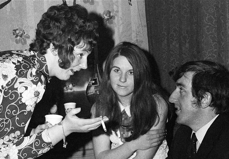 Fabulous Photos of Students Partying in Belfast, 1970