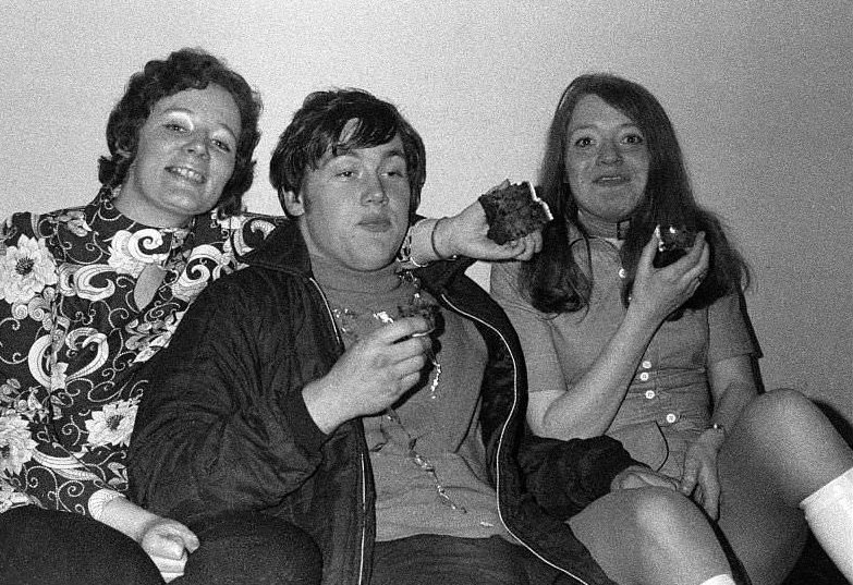 Fabulous Photos of Students Partying in Belfast, 1970