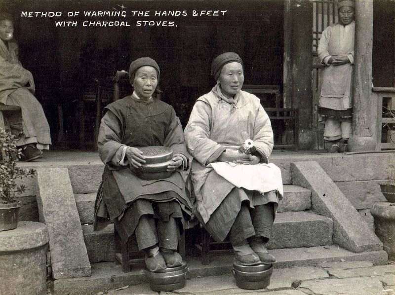 Method of warming hand and feet with charcoal stoves