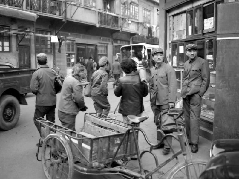 Stunning Photos of Street Scenes and Everyday Life of China in 1982