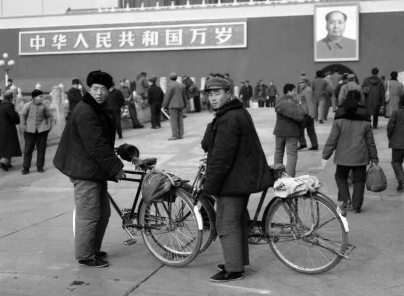 Stunning Photos of Street Scenes and Everyday Life of China in 1982