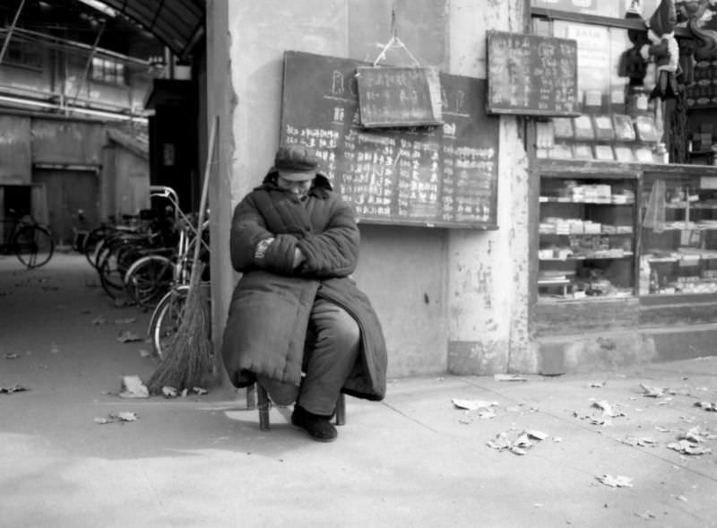 Stunning Photos of Street Scenes and Everyday Life of China in 1982