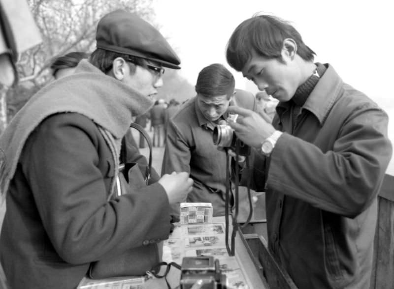 Stunning Photos of Street Scenes and Everyday Life of China in 1982