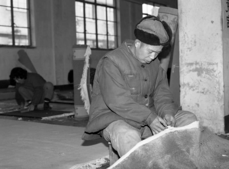 Stunning Photos of Street Scenes and Everyday Life of China in 1982