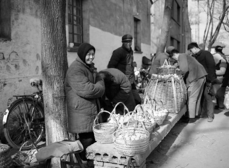 Stunning Photos of Street Scenes and Everyday Life of China in 1982