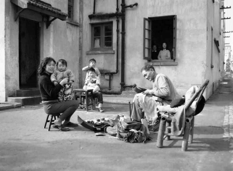 Stunning Photos of Street Scenes and Everyday Life of China in 1982