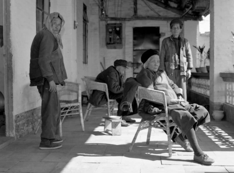 Stunning Photos of Street Scenes and Everyday Life of China in 1982