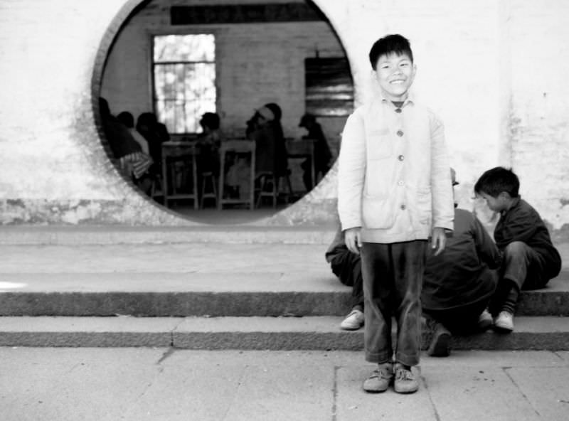 Stunning Photos of Street Scenes and Everyday Life of China in 1982