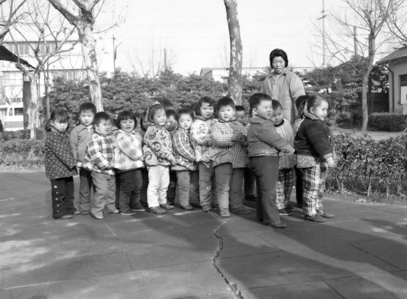 Stunning Photos of Street Scenes and Everyday Life of China in 1982