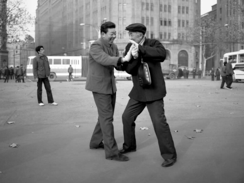 Stunning Photos of Street Scenes and Everyday Life of China in 1982