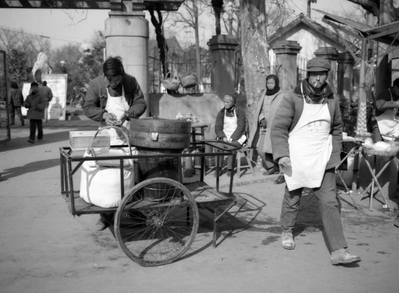 Stunning Photos of Street Scenes and Everyday Life of China in 1982