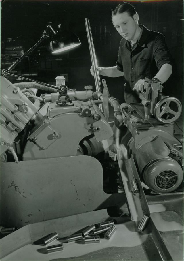 Machinist making bearing bushings, 1951