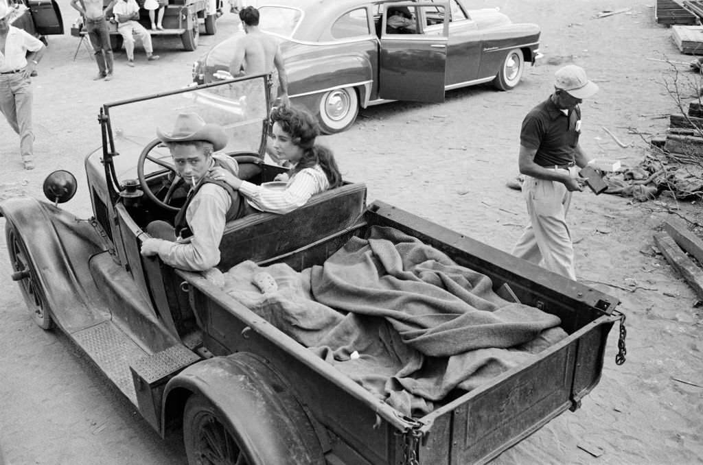 Elizabeth Tayor and James Dean on the set of the movie "Giant" in July 1955 in Marfa, Texas.