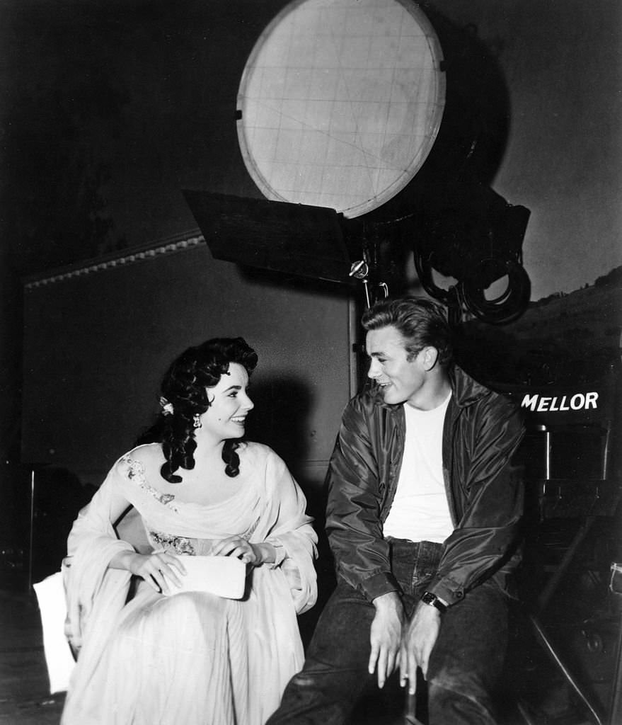 Elizabeth Taylor and James Dean during the Film Set "Giant" by directed by George Stevens in 1956