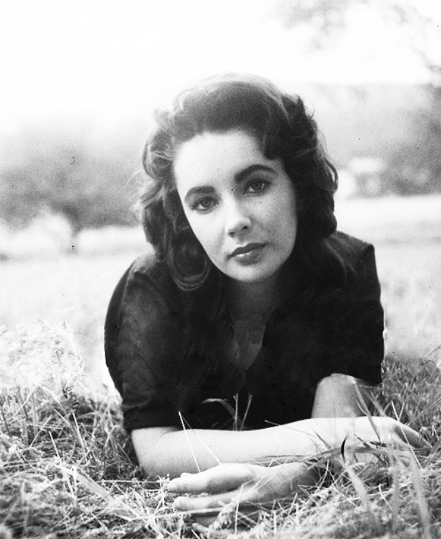 Beautiful 23-Year-Old Elizabeth Taylor on the set of 'Giant 1955'