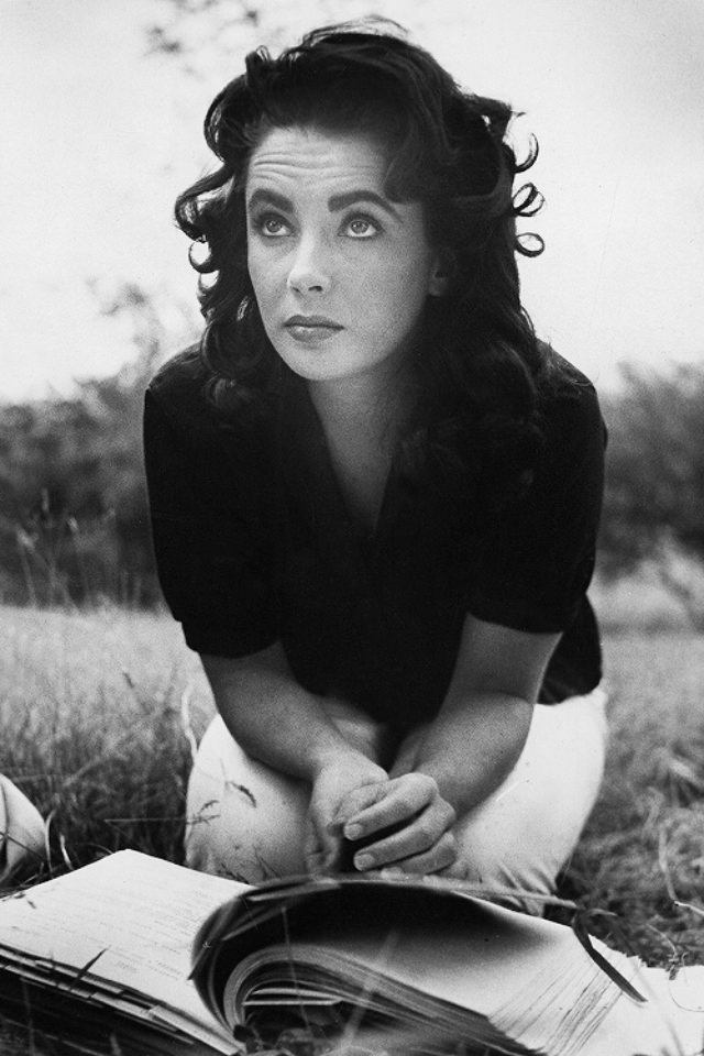 Beautiful 23-Year-Old Elizabeth Taylor on the set of 'Giant 1955'