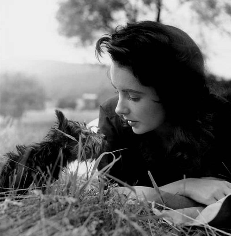 Beautiful 23-Year-Old Elizabeth Taylor on the set of 'Giant 1955'