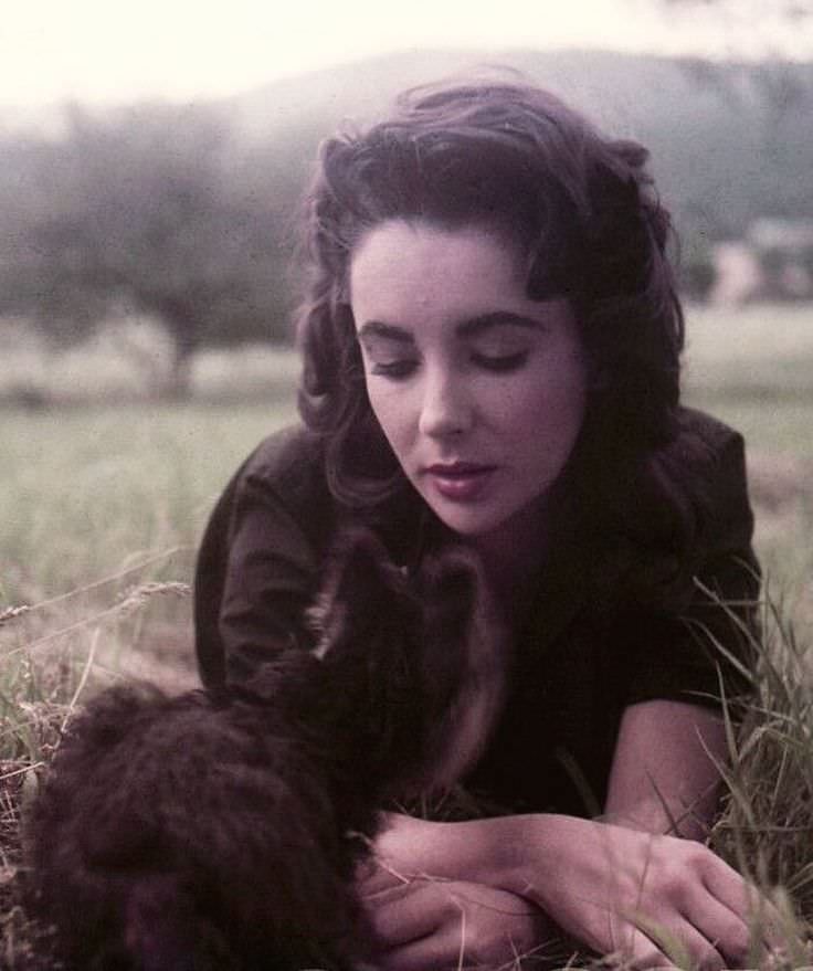 Beautiful 23-Year-Old Elizabeth Taylor on the set of 'Giant 1955'