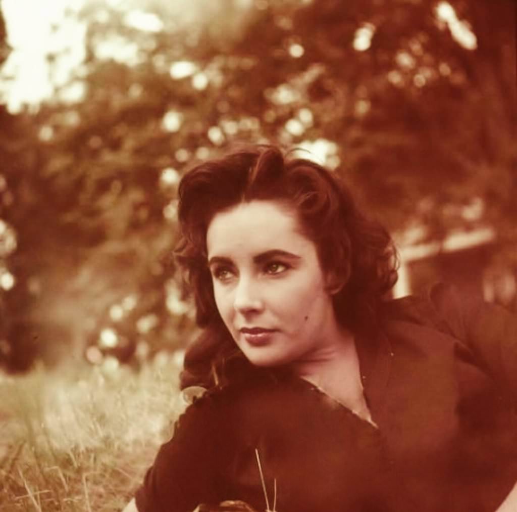 Beautiful 23-Year-Old Elizabeth Taylor on the set of 'Giant 1955'