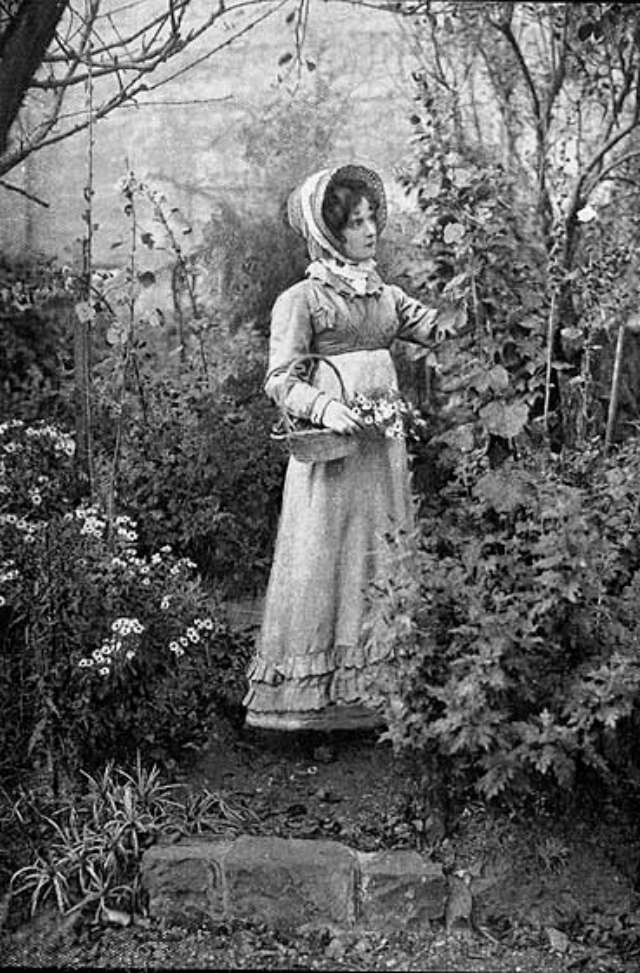 Fascinating Historical Photos of People Wearing Old English Costumes from 1450 to 1870s