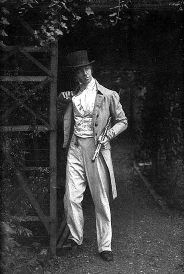 Fascinating Historical Photos of People Wearing Old English Costumes from 1450 to 1870s