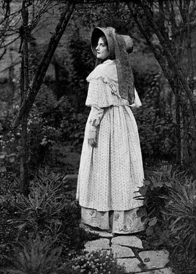 Fascinating Historical Photos of People Wearing Old English Costumes from 1450 to 1870s