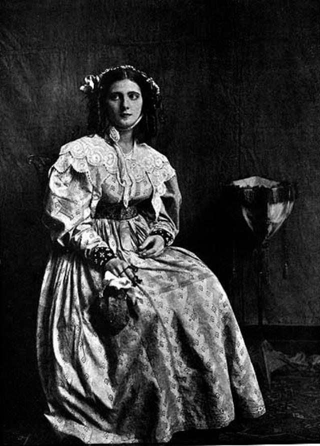 Fascinating Historical Photos of People Wearing Old English Costumes from 1450 to 1870s