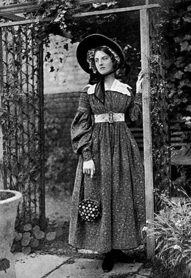 Fascinating Historical Photos of People Wearing Old English Costumes from 1450 to 1870s