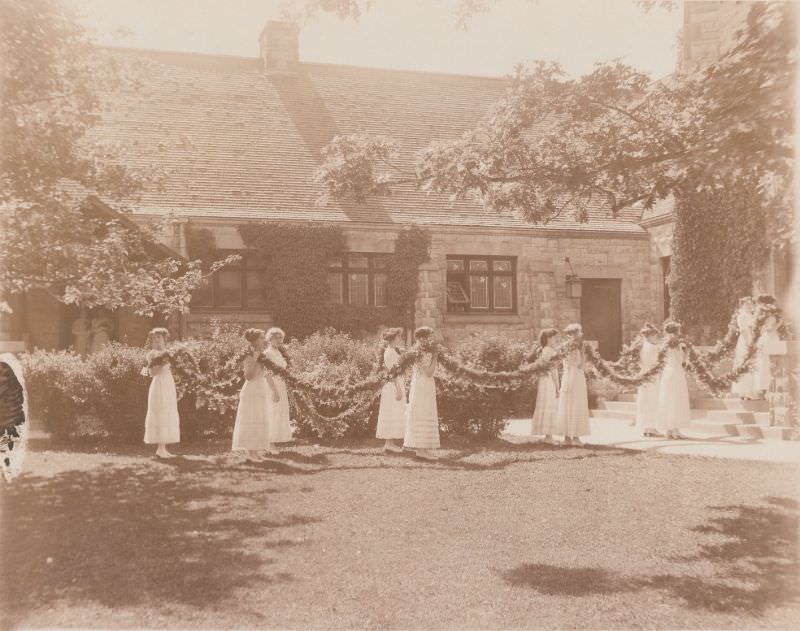 The Junior daisy chain of 1912, Girton School outside the Winnetka Community House