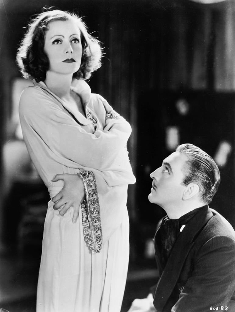 John Barrymore contrives to seduce the eccentric Greta Garbo in a scene from 'Grand Hotel', 1932