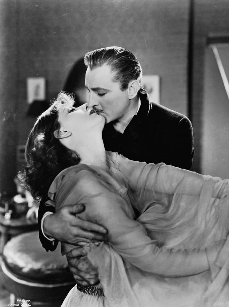 John Barrymore contrives to seduce the eccentric Greta Garbo in a scene from 'Grand Hotel', 1932