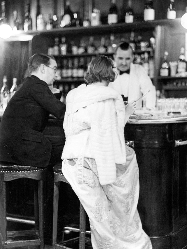 Couple in the bar of the Grand Hotel, 1932