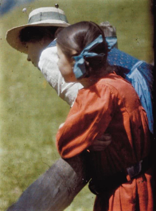Ethereal and Dreamlike Autochrome Photography of Heinrich Kühn from the 1900s