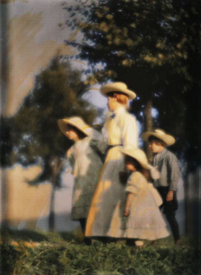 Ethereal and Dreamlike Autochrome Photography of Heinrich Kühn from the 1900s