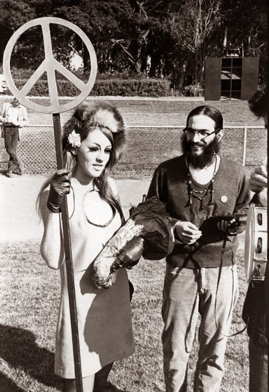 Life of Hippies and Rebellious Youth of San Francisco in 1960s