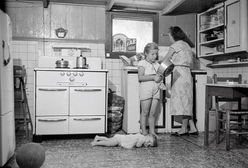 Washing dishes, New Orleans, 1953.