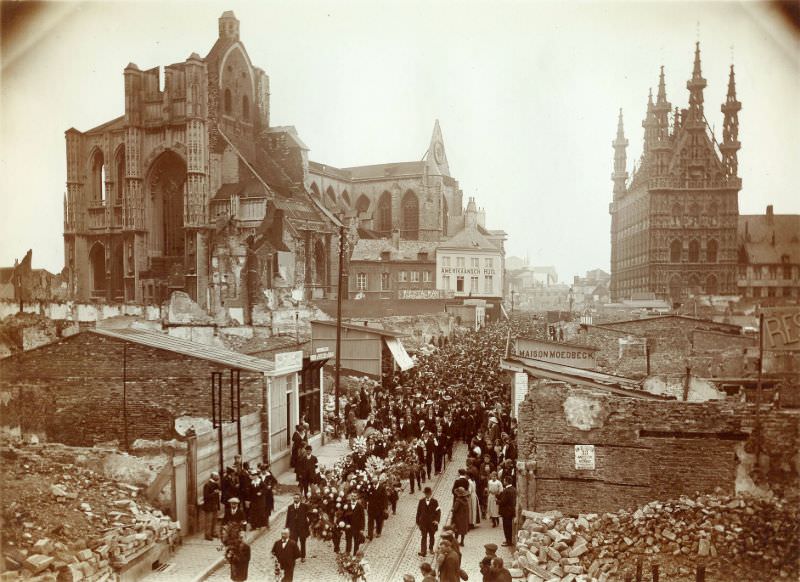 Big funeral on Naamsestraat, Leuven, August 1914