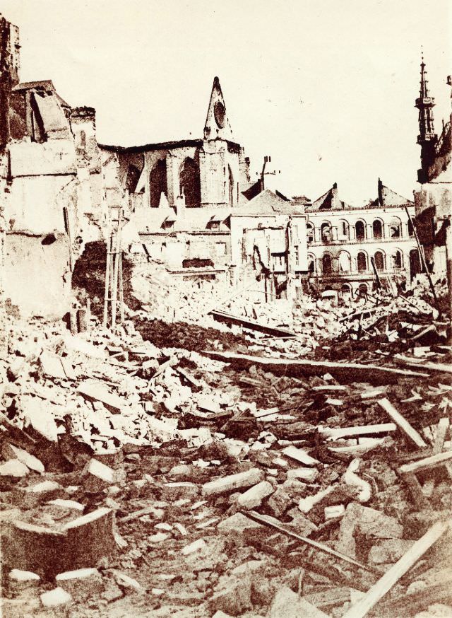 Rubble between City Hall and St-Pieterskerk, Leuven, August 1914