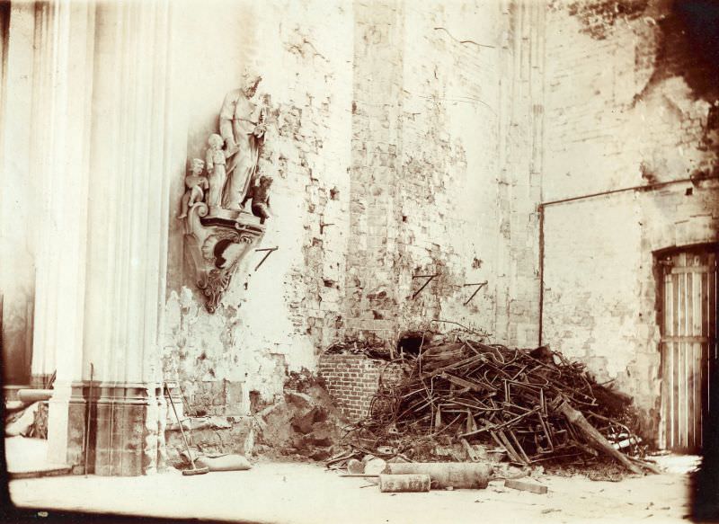 St-Pieterskerk bombed corner with holy family, Leuven, August 1914