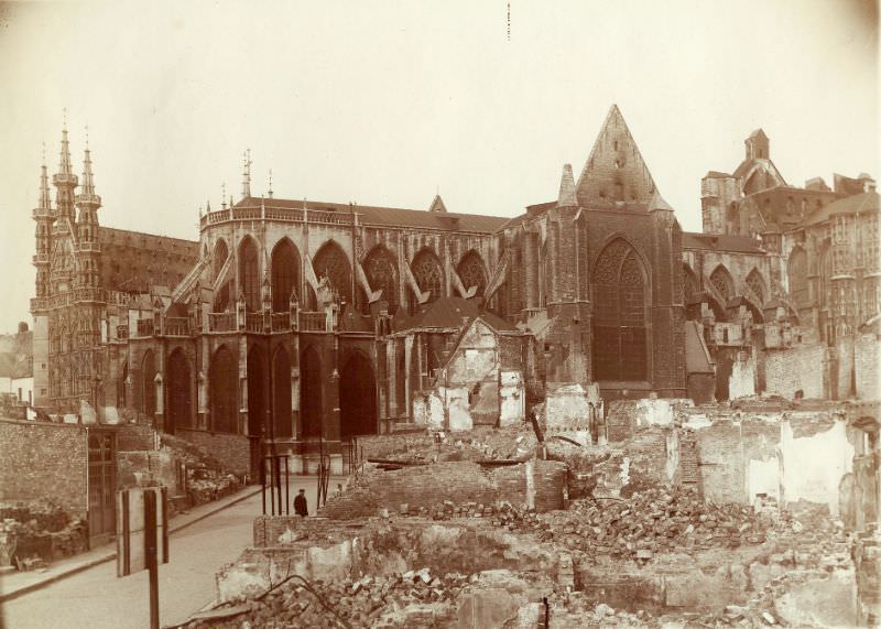 St-Pieterskerk from Groote Markt with rubble in foreground, Leuven, August 1914