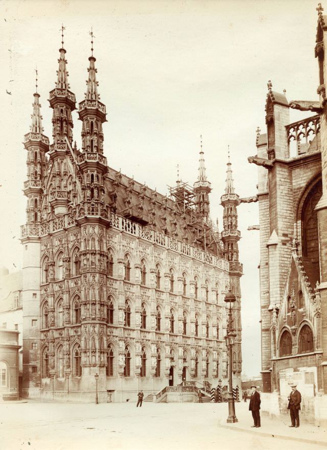 City Hall guarded by Germans, Leuven, August 1914