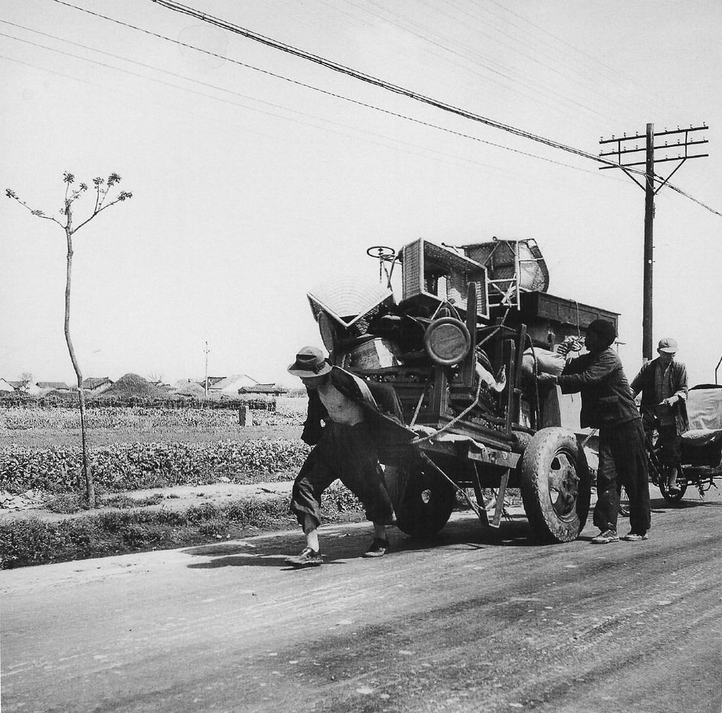 China's Last Days: Fascinating Photos of Life in Shanghai from 1947-1949 by Jack Birns