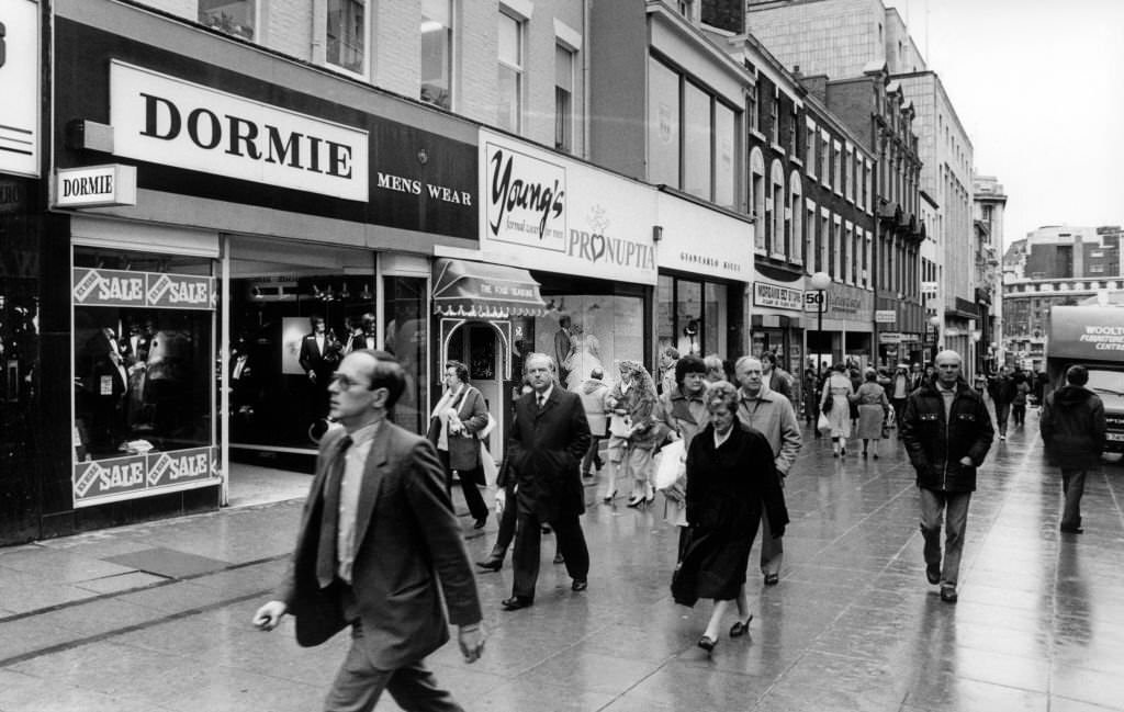 Christmas shoppers on Bold Street, Liverpool, 24th November 1986.