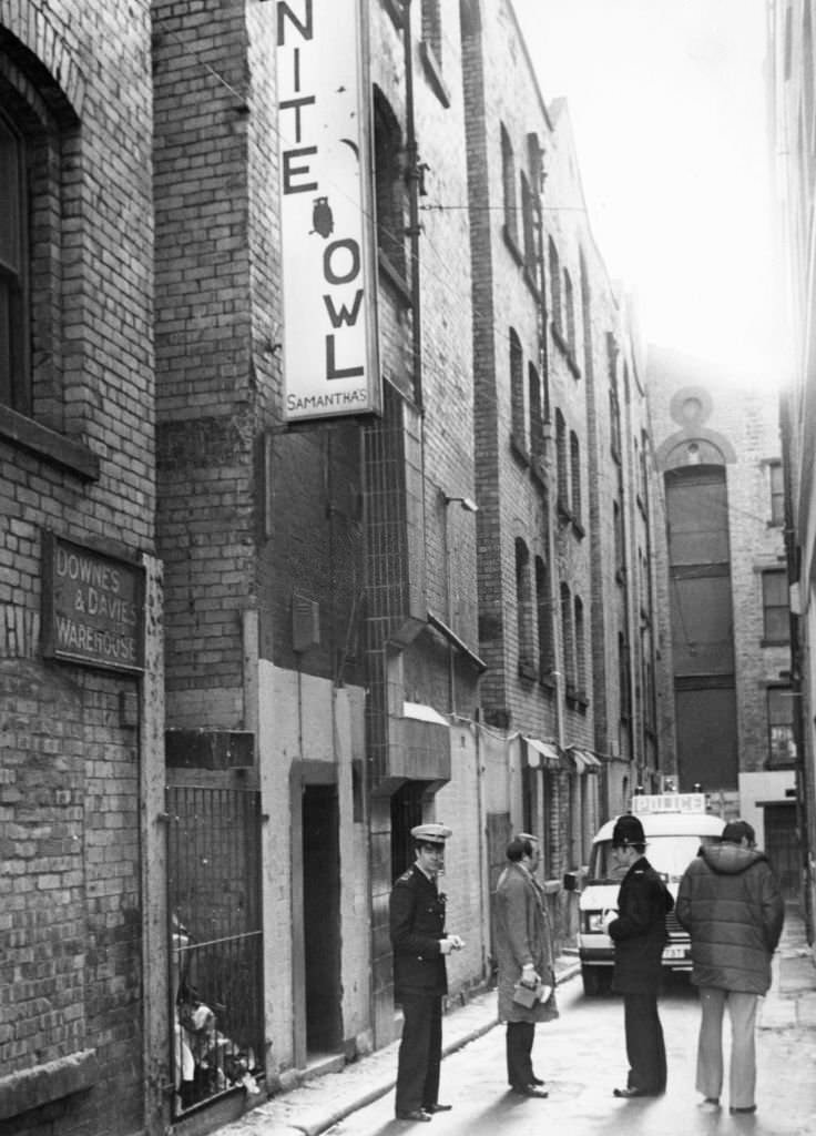 Police outside the Nite Owl Club in Davies Street the morning after a fierce fight at the club left one man in hospital fighting for his life, 16th November 1981.