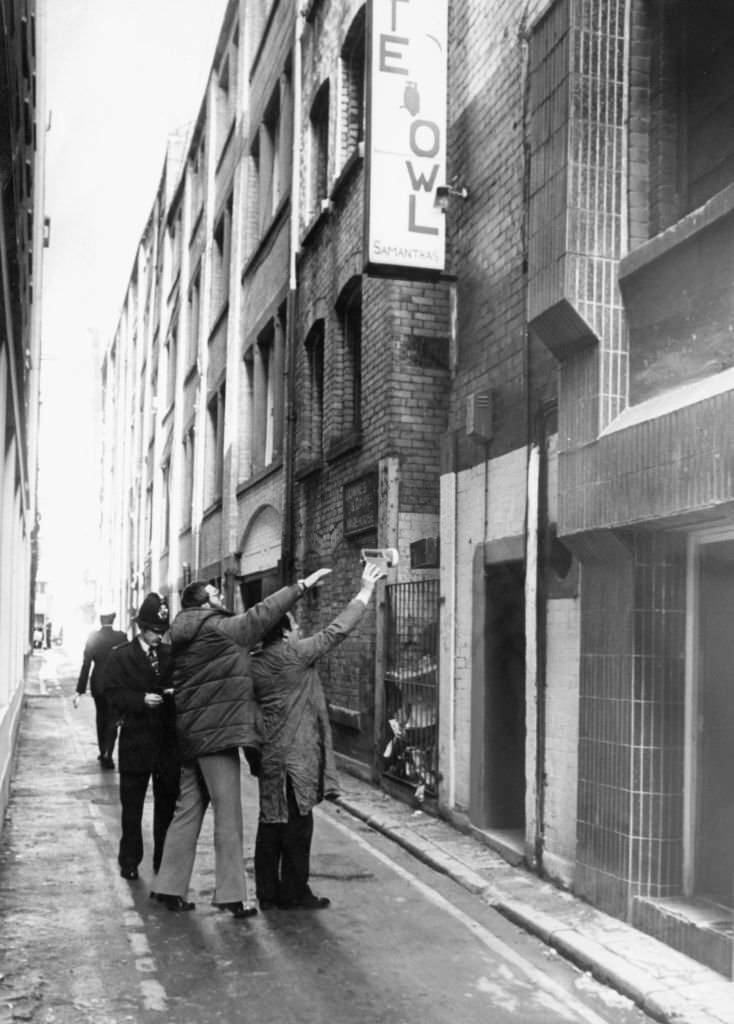 Police outside the Nite Owl Club in Davies Street the morning after a fierce fight at the club left one man in hospital fighting for his life, 16th November 1981.