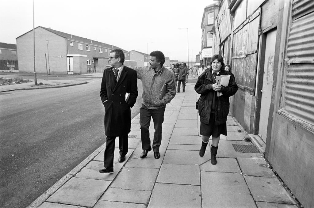 Lord Gifford visits Granby Street, Toxteth, 29th November 1988.