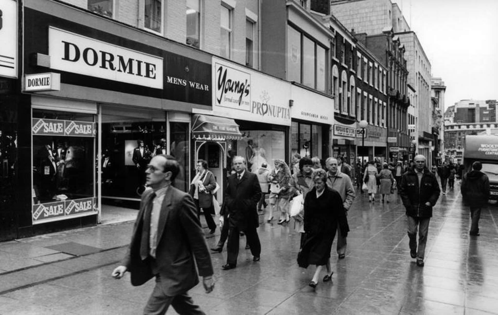 Christmas shoppers on Bold Street, Liverpool, Merseyside. 24th November 1986.
