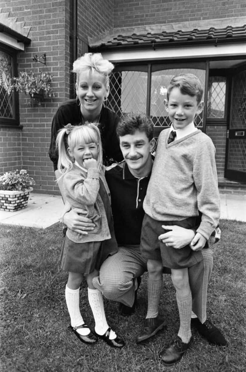 Liverpool footballer John Aldridge at home with his family, 13th September 1989.