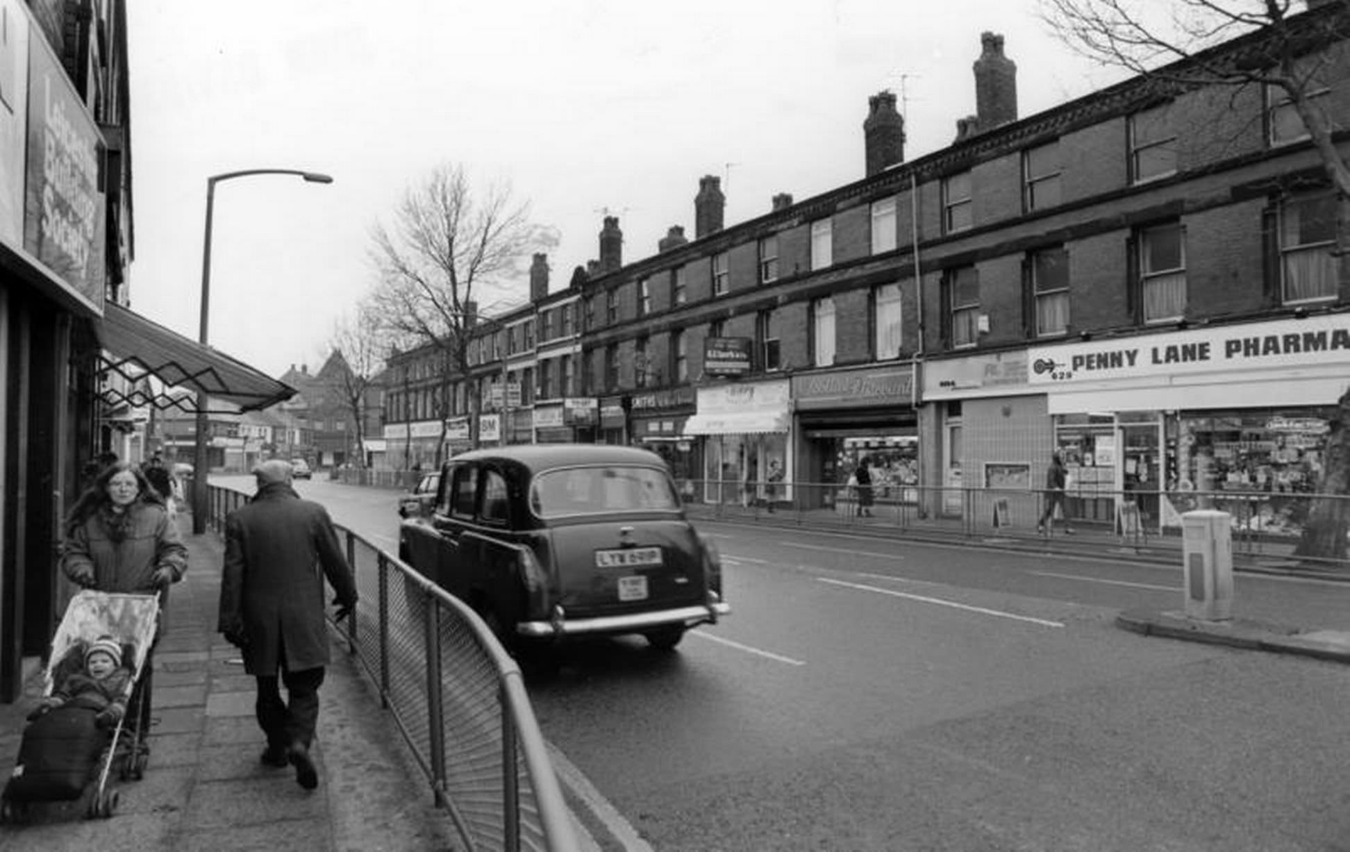 Shops on Smithdown Road, near the Penny Lane junction, 6th January 1986.