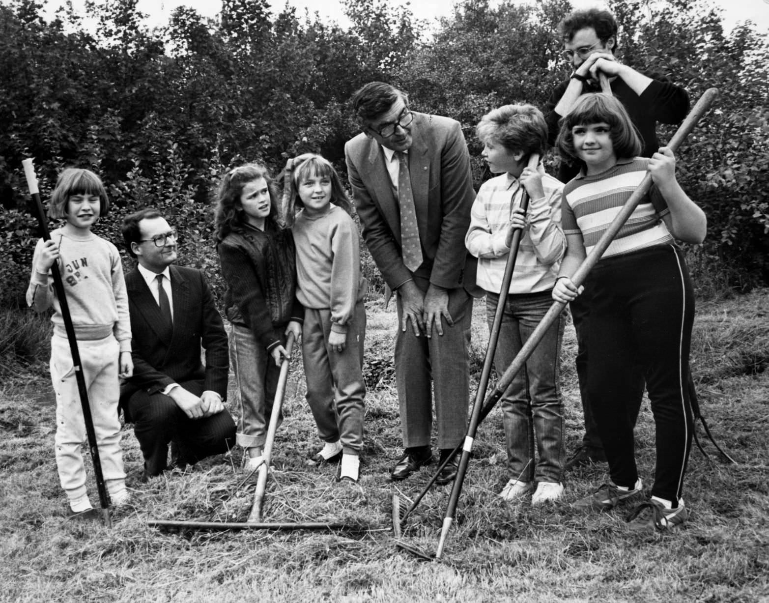 Pupils from John Fisher School in Knowsley Village with former Environment Secretary Mr Peter Jenkin, October 1989